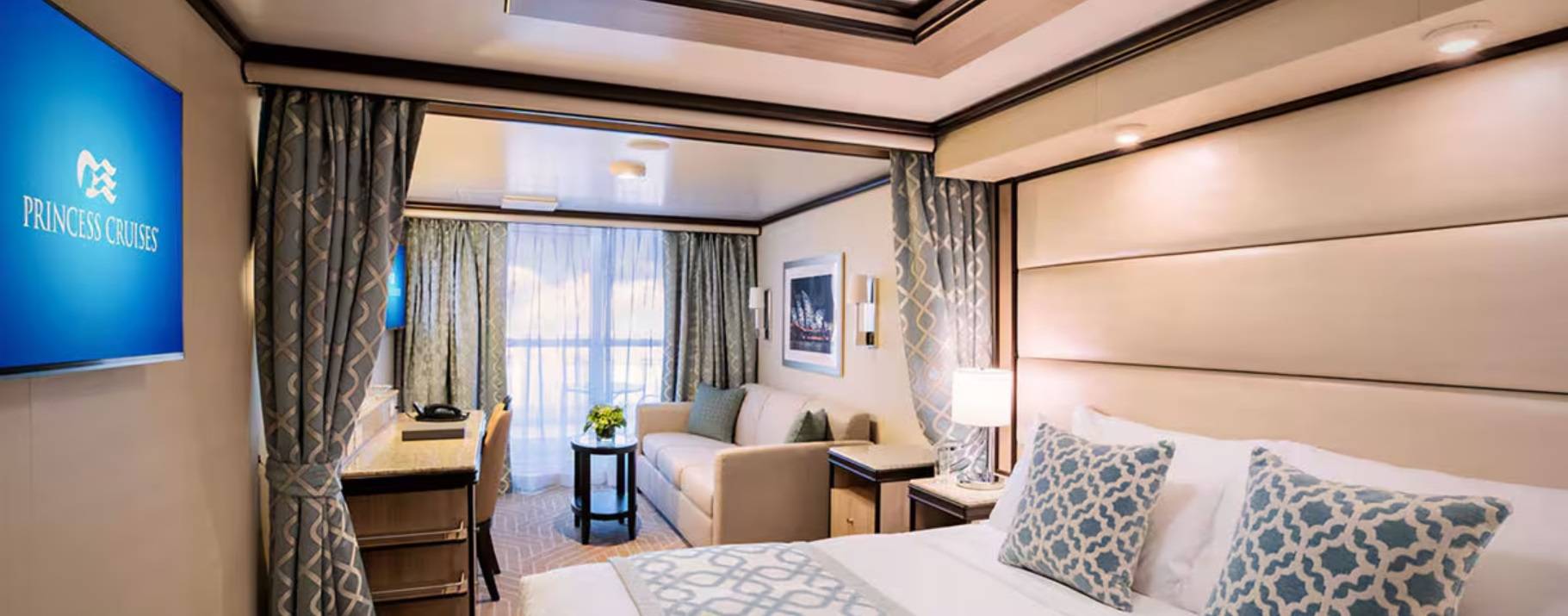 飛航郵輪推薦【迷你套房】 - 選擇迷你套房的你可以享受比普通陽台艙更寬敞的空間，還獲贈一杯免費迎賓氣泡酒。迷你套房配備獨立休息區，設有沙發床和兩台平面電視，帶給您極致舒適的享受。 ● 約8.5坪 - 9.2坪 (含陽台)